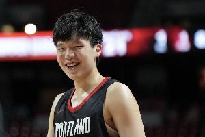 媒体人：杨瀚森的学习能力会使他在NBA越来越好 他逐渐适应新环境